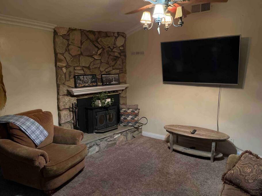 Peaceful & Cozy 3 Bedroom Ranch-Home W/Fireplace 헤멧 외부 사진